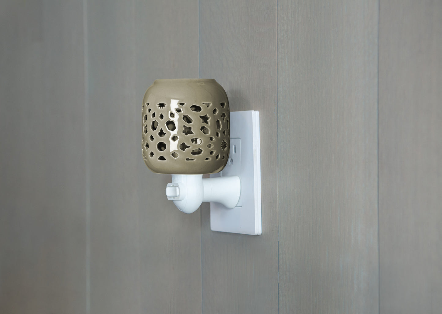 Grey Plug-In Oil Warmer + 5mL Peppermint Oil